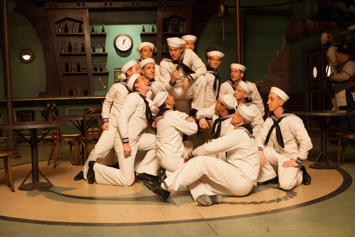 O wiele bardziej udana okazała się kolejna kreacja artysty - w komediodramacie braci Coen "Ave, Cezar!" (2016), rozgrywającej się w latach 50. XX wieku satyrze wymierzonej w "złotą erę Hollywood". Tatum zagrał w niej musicalowego aktora, a jego sekwencja taneczna godna była najlepszych występów Gene'a Kelly'ego. 