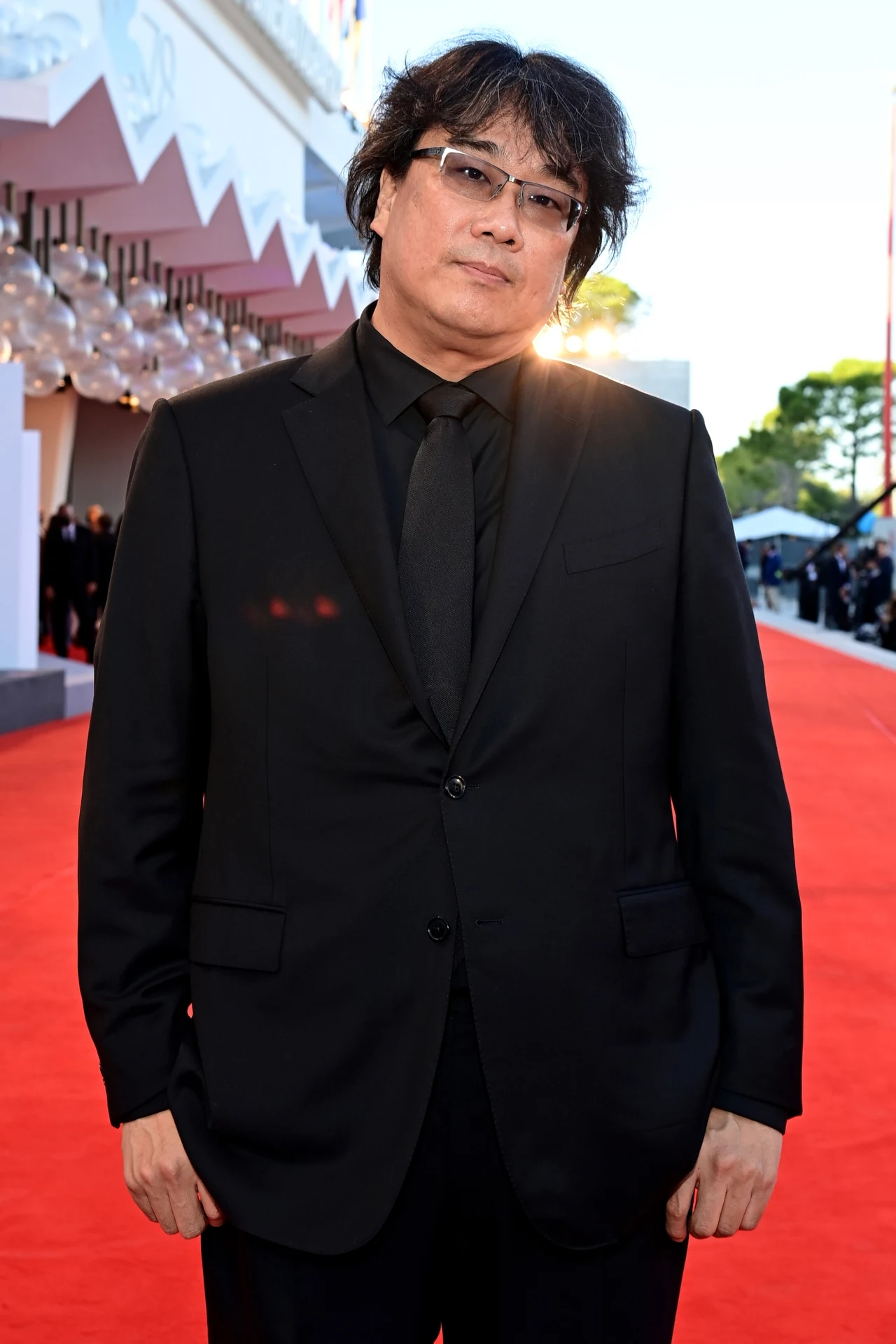 Film Almodovara jest jednym z 21 tytułów, które powalczą w tym roku o Złotą Palmę. Rywalizował będzie m.in. z polską produkcją "Żeby nie było śladów" Jana P. Matuszyńskiego. Laureatów weneckiego konkursu wyłoni jury, na czele którego stanie koreański reżyser Bong Joon-ho, twórca oscarowego hitu "Parasite".