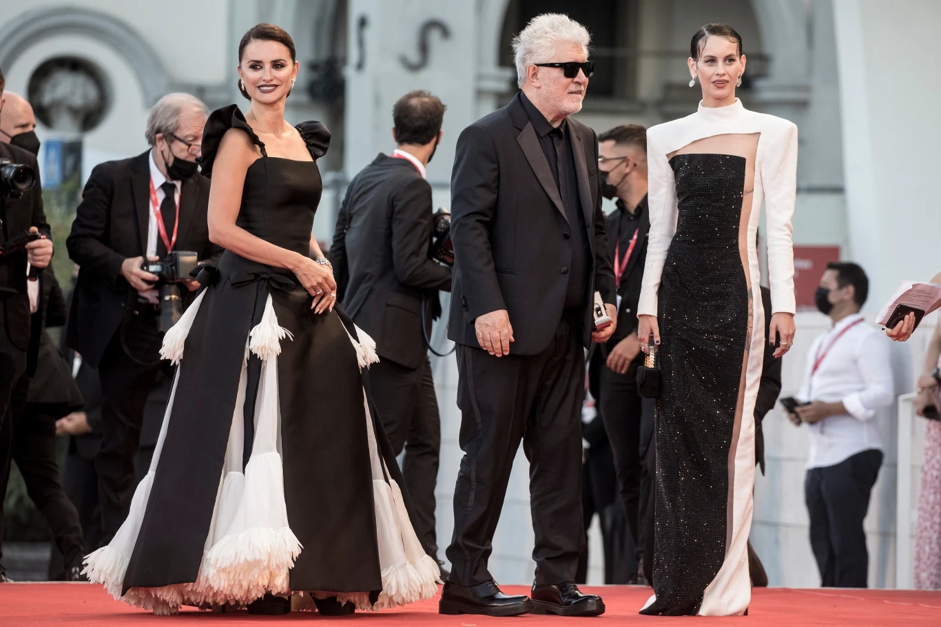 Bohaterkami filmu Almodovara są dwie singielki - kobieta w średnim wieku (Cruz) i nastolatka (Milena Smit, z prawej) - które zaszły w nieplanowane ciąże. Pierwsza z nich jest zachwycona perspektywą macierzyństwa, drugą przepełnia lęk. Dzięki szczerej rozmowie odbytej w szpitalnej sali między kobietami rodzi się bardzo bliska więź.