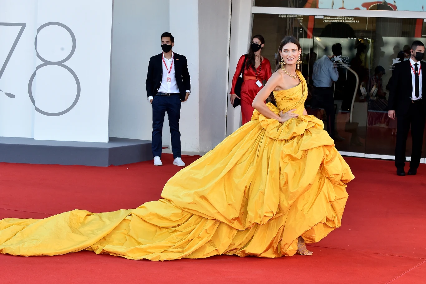 Na czerwonym dywanie nie zabrakło oczywiście pięknych kreacji. Bianca Balti postawiła na długi tren.