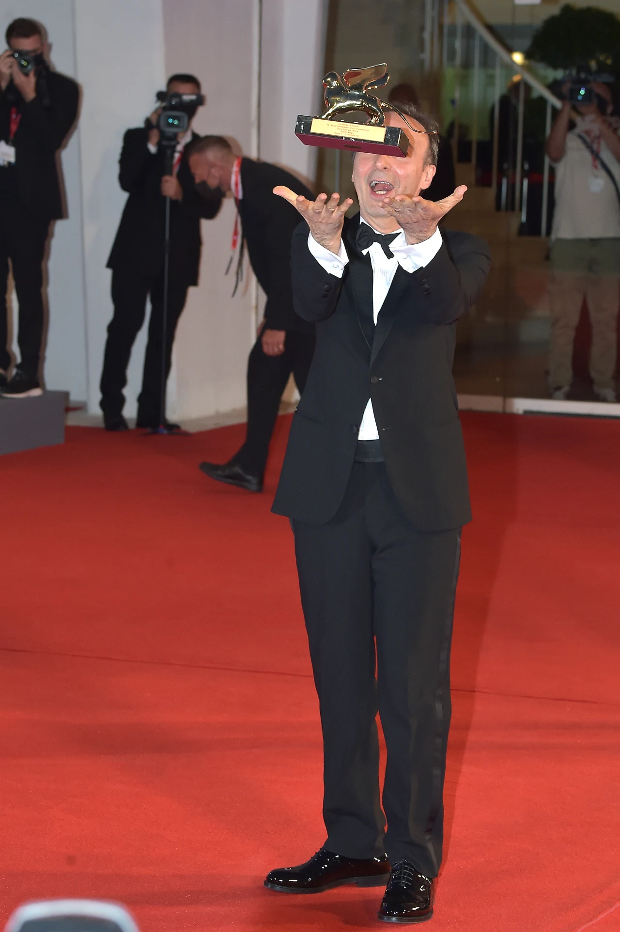 Artysta owym talentem popisywał się również podczas gali otwarcia weneckiego festiwalu, żonglując otrzymaną statuetką.