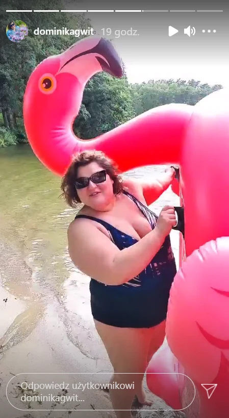 Dominika Gwit w stroju kąpielowym i z flamingiem /https://www.instagram.com/dominikagwit/ Dominika Gwit w stroju kąpielowym i z flamingiem /https://www.instagram.com/dominikagwit/
