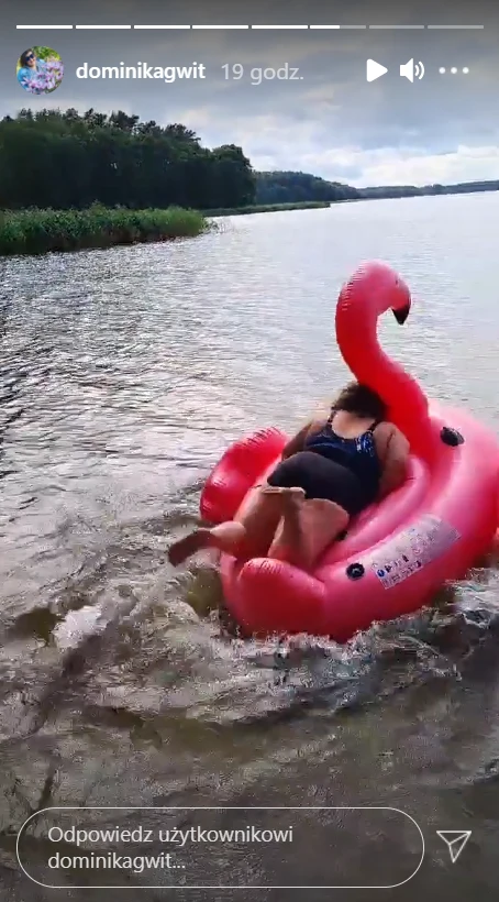 Dominika Gwit w stroju kąpielowym i z flamingiem /https://www.instagram.com/dominikagwit/ Dominika Gwit w stroju kąpielowym i z flamingiem /https://www.instagram.com/dominikagwit/