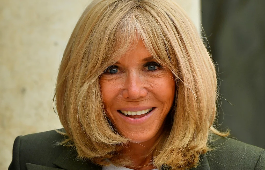 Brigitte Macron stawia na stylizacje w klasycznych kolorach 