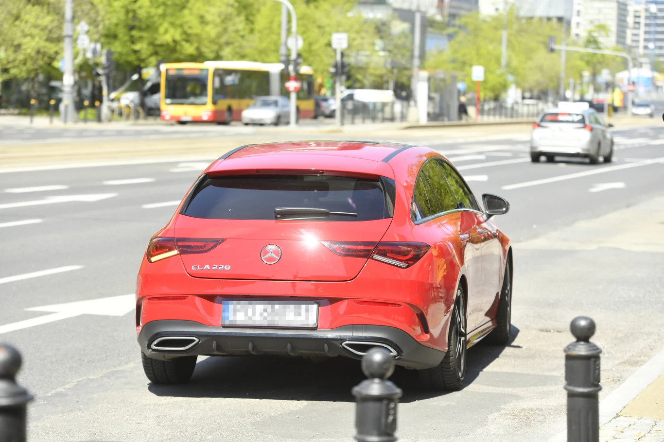 Beatę Kozidrak sfotografowano w czerwonym Mercedesie Beatę Kozidrak sfotografowano w czerwonym Mercedesie