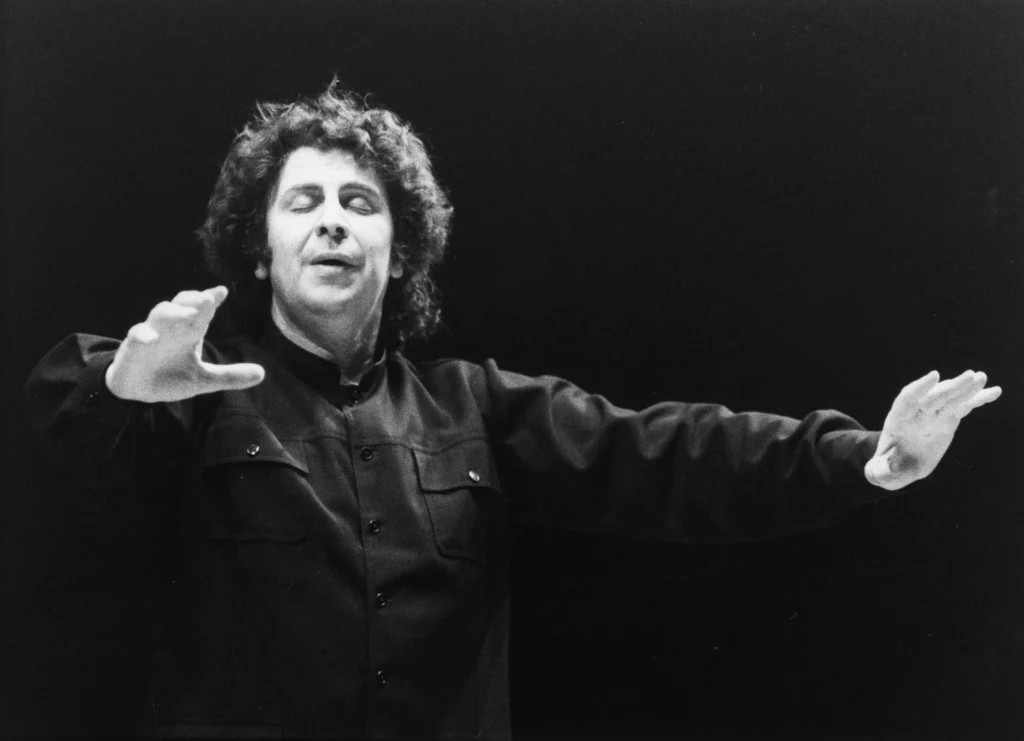 Mikis Theodorakis w połowie lat 70.