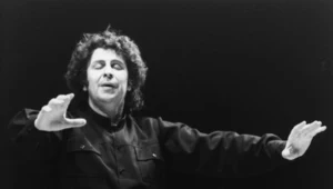 Mikis Theodorakis w połowie lat 70.