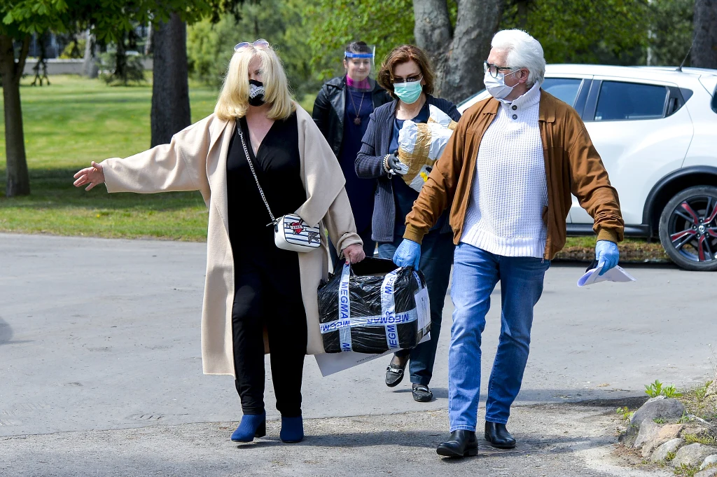 Joanna Kurowska, Ryszard Rembiszewski, Elżbieta Panas podczas akcji pomocy podopiecznym domu opieki w Skolimowie Joanna Kurowska, Ryszard Rembiszewski, Elżbieta Panas podczas akcji pomocy podopiecznym domu opieki w Skolimowie