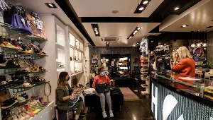 Departamenty zawieszają paszport sanitarny w centrach handlowych