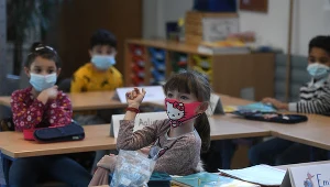 U dzieci w wieku 5-9 lat zachorowalność wynosiła około 100