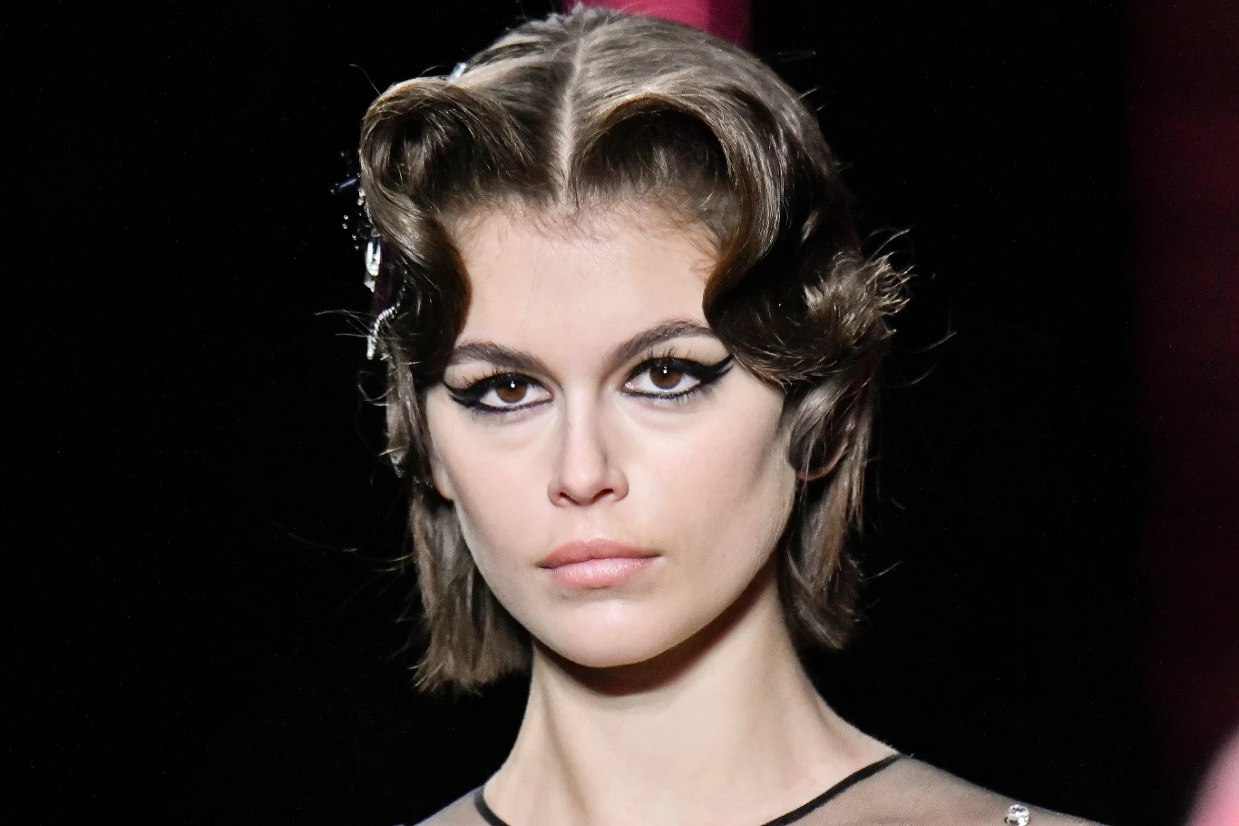 
Zacznijmy od perfum. Większość kobiet skrapia perfumami nadgarstki, szyję lub dekolt. Ale Kaia Gerber opracowała swój własny patent na to, jak pięknie pachnieć. Otóż najpierw spryskuje perfumami... lustro.

"Nie wiem, czy robi tak dużo ludzi, ale lubię najpierw psikać perfumy na lustro. Zbieram je stamtąd palcem i nacieram różne miejsce, w zależności od nastroju" - wyjawiła córka Cindy Crawford.