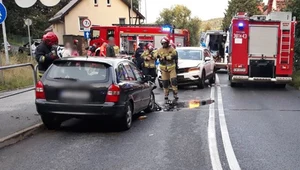 Uciekali przed policją, zamieniając się za kierownicą