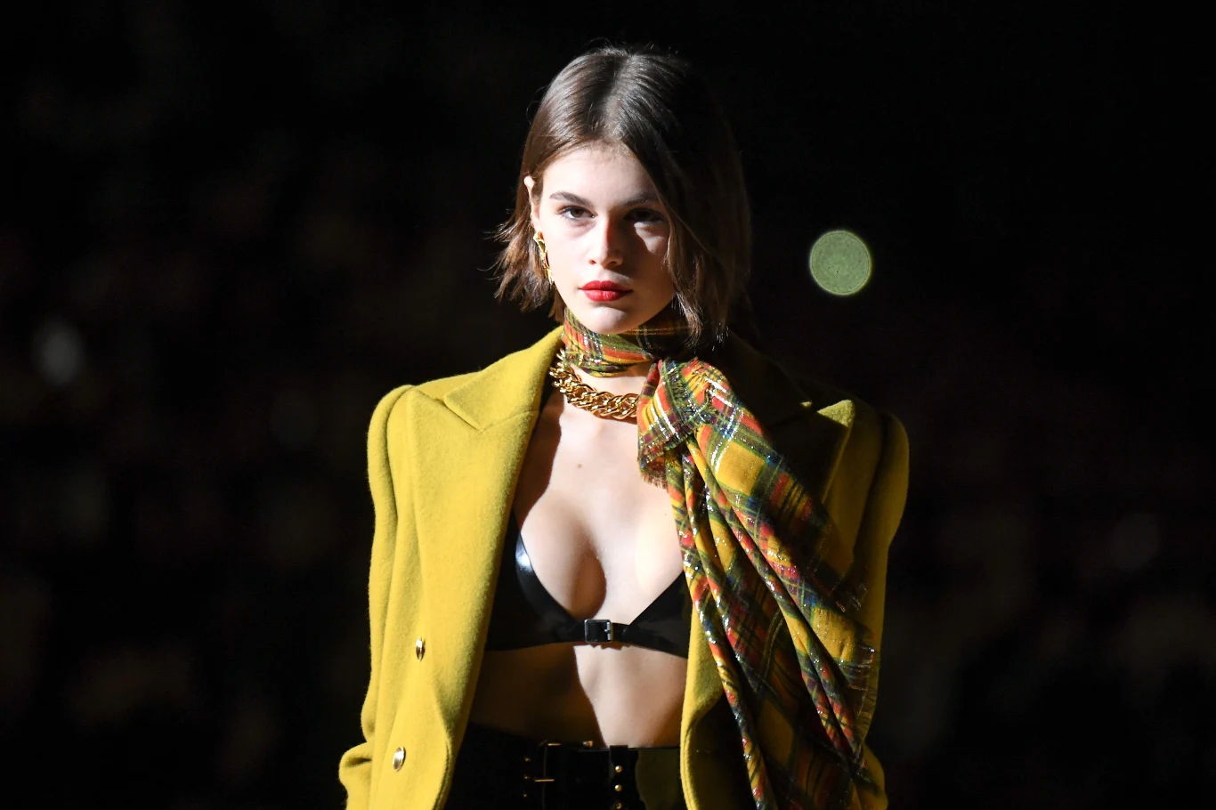 Inną ciekawostką, jaką przynosi ten wywiad, jest sekret Kai na dobrą kondycję psychiczną i fizyczną.

"Uwielbiam kryształy. Mam ich milion w całej sypialni. Ładuję je w świetle księżyca, zwłaszcza podczas pełni. Taki ze mnie dziwak" - przyznaje.

19-latka opowiada też o swoim porannym rytuale. Wspomina, że lubi wtedy pisać i zazwyczaj zapełnia tekstem kilka stron. Czyżby więc poważnie wzięła się za realizowanie swojego marzenia, którym jest napisanie powieści? O tym, że ma ambicje literackie powiedziała w tym roku na łamach czasopisma "I-D". (Źródło: Interia/PAP)