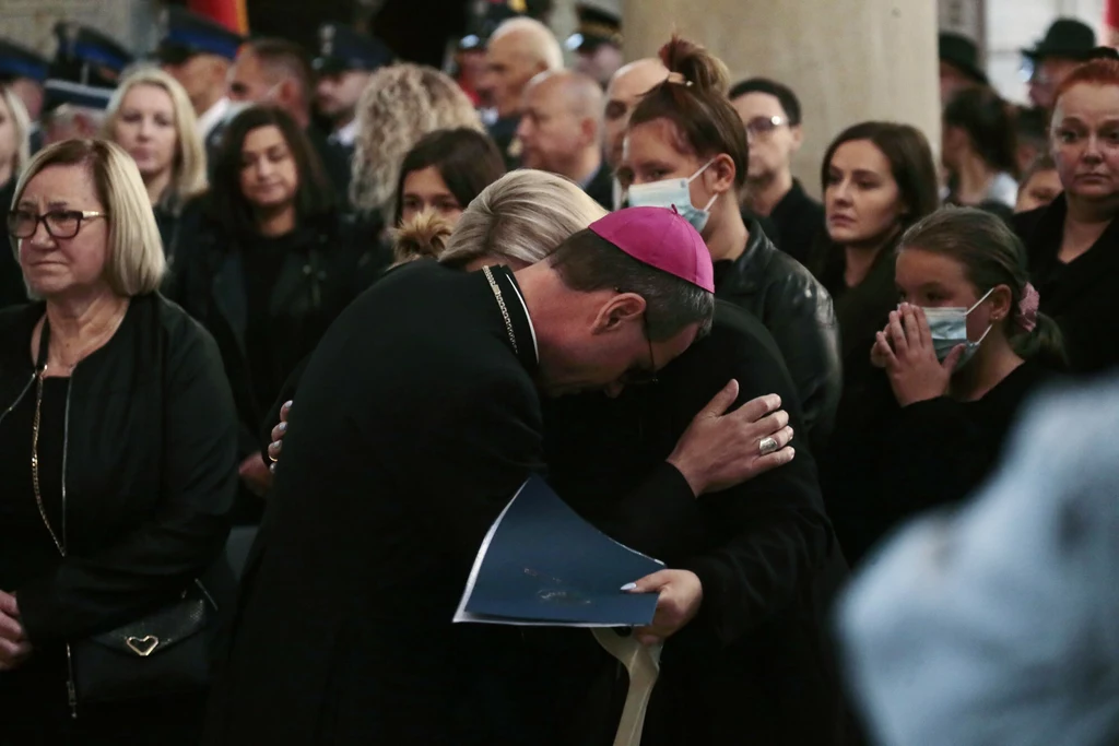 Poruszający moment n pogrzebie tragicznie zmarłego starosty Mariusza Bieńka Poruszający moment n pogrzebie tragicznie zmarłego starosty Mariusza Bieńka