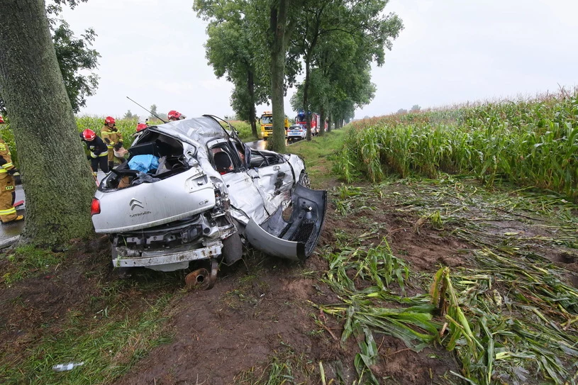 Samochód narzeczonych wpadł w poślizg i zderzył się z ciężarówką