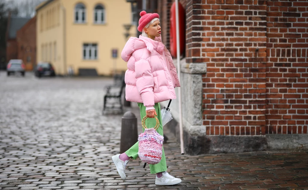 Pikowane kurtki kochają zabawę formą. W pochmurny dzień nie bójmy się pastelowych kolorów. One rozświetlają twarz i odejmują lat