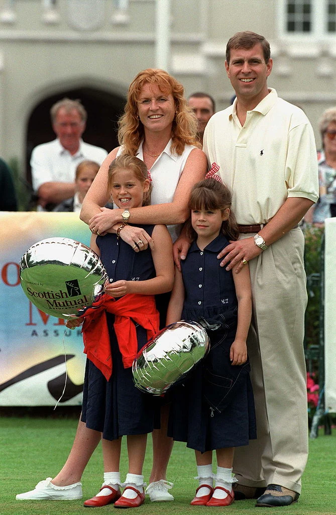 Sarah Ferguson z księciem Andrzejem i córkami w 2004 roku Sarah Ferguson z księciem Andrzejem i córkami w 2004 roku