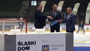 Podpisanie listu intencyjnego w Tychach w sprawie projektu "Śląski Dom Hokeja". Od lewej: Jakub Chełstowski, marszałek województwa śląskiego, Mirosław Minkina, prezes PZHL i Andrzej Dziuba, prezydent Tychów