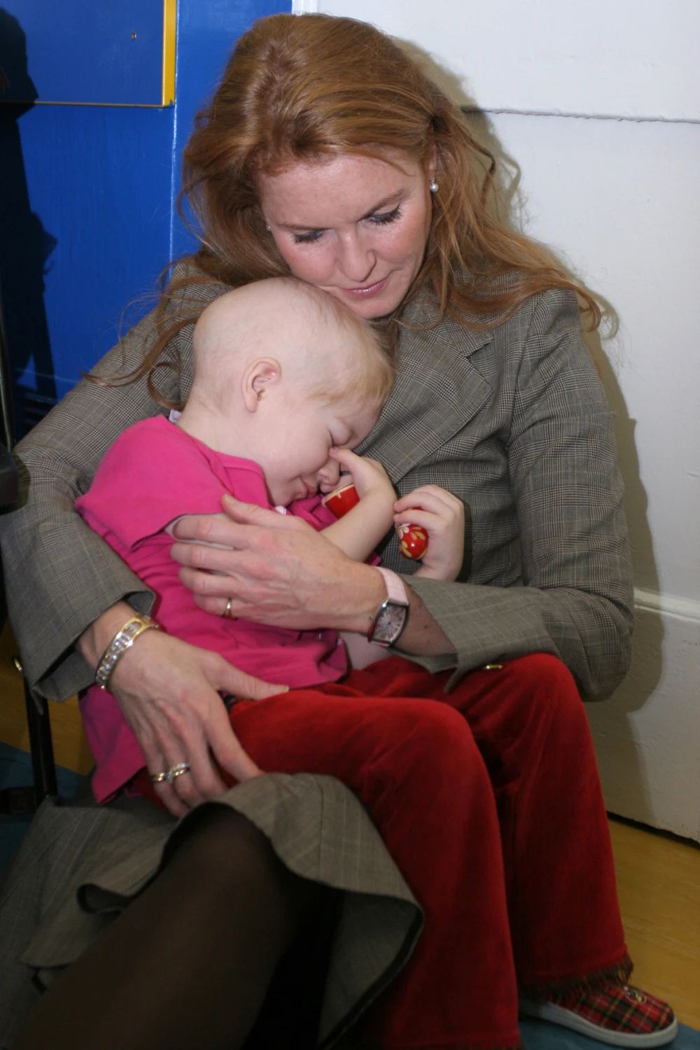 Księżna Sarah Ferguson w 2005 roku w Polsce na oddziale onkologii dziecięcej. Księżna Sarah Ferguson w 2005 roku w Polsce na oddziale onkologii dziecięcej.