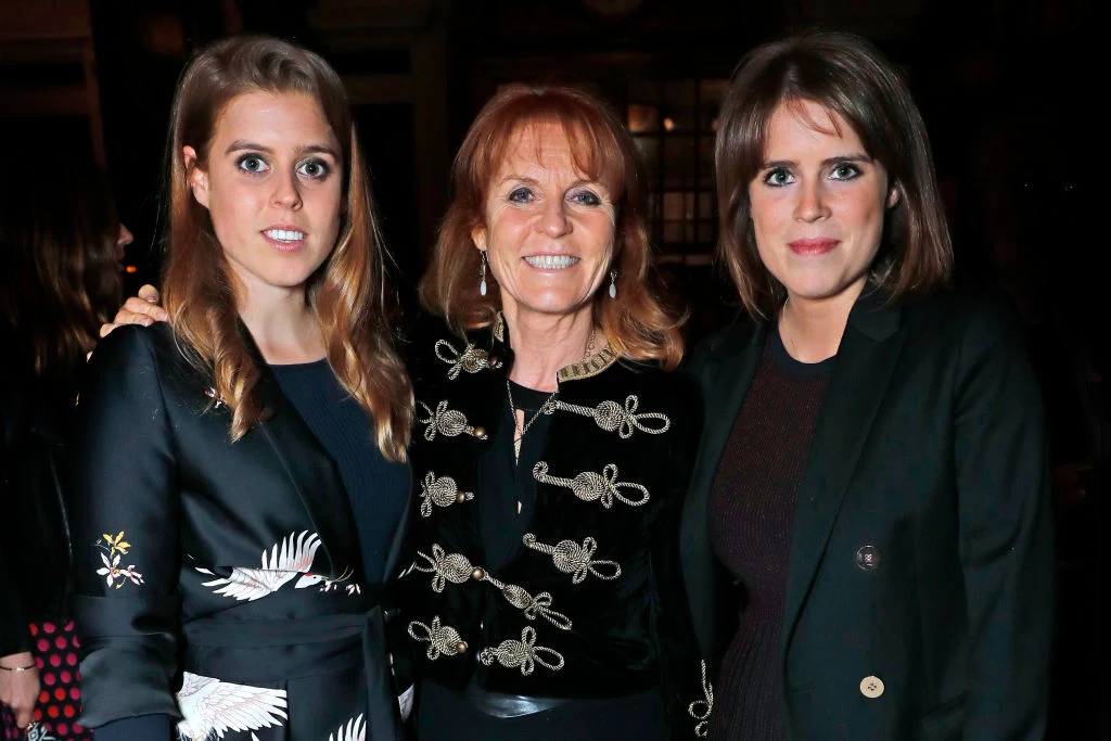 Sarah Ferguson z córkami, księżniczką Beatrycze i Eugenią Sarah Ferguson z córkami, księżniczką Beatrycze i Eugenią