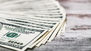 Dolar w spirali wyprzedaży