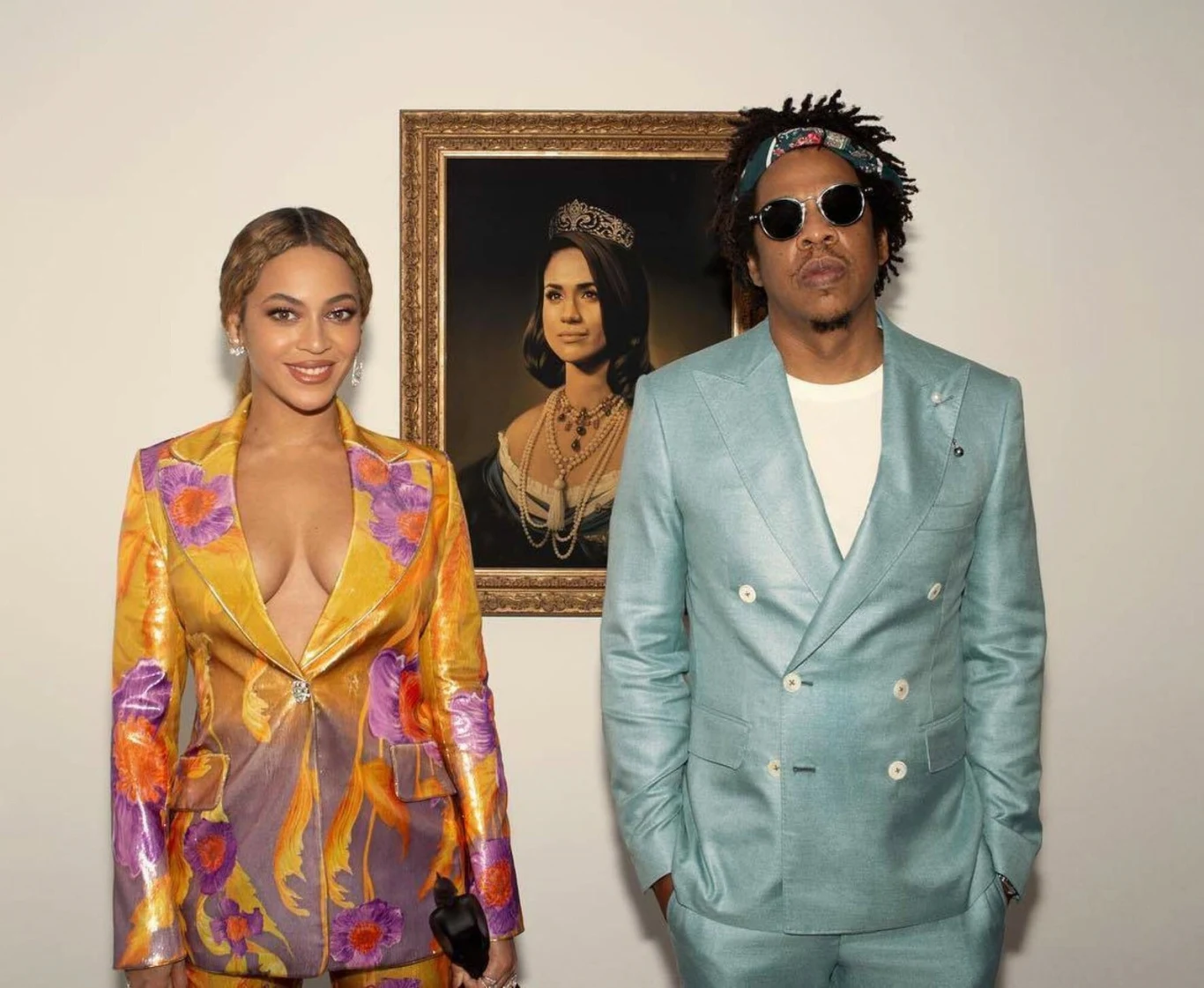 "Apeshit", czyli utwór promujący wspólną płytę Beyonce i Jaya-Z "Love Is Everyhing", zaskoczył fanów gwiazdy przede wszystkim spektakularną oprawą. Małżeństwo na czas kręcenie klipu wynajęło Luwr. W teledysku widzimy gwiazdorską parę na tle m.in. "Mony Lisy", "Koronacji Napoleona", "Portretu pani Récamier", "Nike z Samotraki", "Wielkiego Sfinksa Tanis", "Wenus z Milo", Tratwy Meduzy" oraz Piramidy Luwru. W lutym 2019 roku, po świetnie przyjętej płycie oraz trasie koncertowej, para odebrała nagrodę Brit w kategorii międzynarodowa grupa. Gwiazdy do Londynu w tamtym czasie nie dotarły, a swoje podziękowania nagrali na tle obrazu, na którym Meghan Markle zastąpiła Monę Lisę. "Apeshit", czyli utwór promujący wspólną płytę Beyonce i Jaya-Z "Love Is Everyhing", zaskoczył fanów gwiazdy przede wszystkim spektakularną oprawą. Małżeństwo na czas kręcenie klipu wynajęło Luwr. W teledysku widzimy gwiazdorską parę na tle m.in. "Mony Lisy", "Koronacji Napoleona", "Portretu pani Récamier", "Nike z Samotraki", "Wielkiego Sfinksa Tanis", "Wenus z Milo", Tratwy Meduzy" oraz Piramidy Luwru. W lutym 2019 roku, po świetnie przyjętej płycie oraz trasie koncertowej, para odebrała nagrodę Brit w kategorii międzynarodowa grupa. Gwiazdy do Londynu w tamtym czasie nie dotarły, a swoje podziękowania nagrali na tle obrazu, na którym Meghan Markle zastąpiła Monę Lisę.