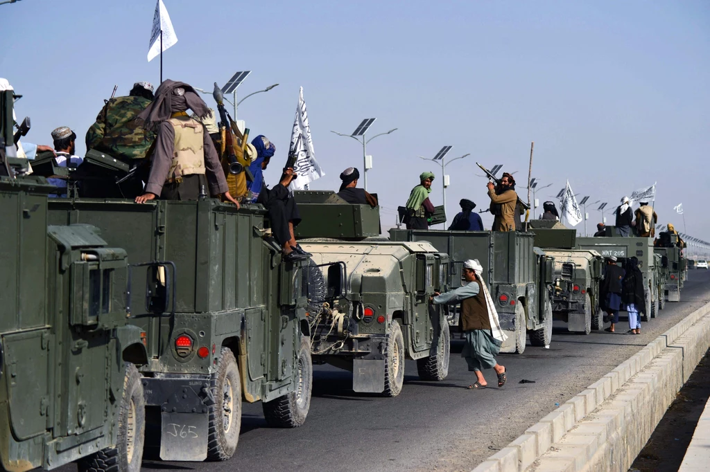 Parada w Kandaharze. Talibowie na przejętych od rządowej armii amerykańskich Humvee