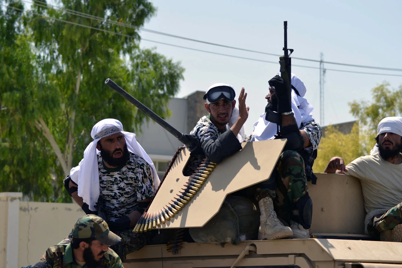 Humvee z amerykańskim karabinem Browning M2 kalibru 12,7 mm, oryginalnie montowaną bronią. Nie wiadomo, czy sprawną.
