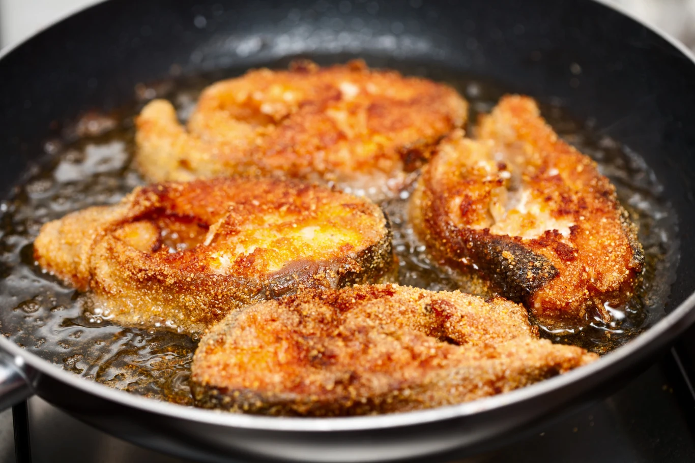 Smażenie ryby może spowodować, że w całym domu będzie brzydko pachnąć Smażenie ryby może spowodować, że w całym domu będzie brzydko pachnąć