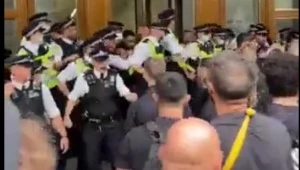 Londyn: Antyszczepionkowcy wdarli się do siedziby Agencji ds. Regulacji Leków. Starcia z policją 