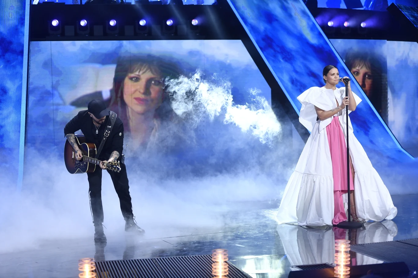 Zespół Blue Café, na czele z Dominiką Gawędą, wykonał własną wersję wzruszającego utworu "Windą do nieba" grupy 2 plus 1.