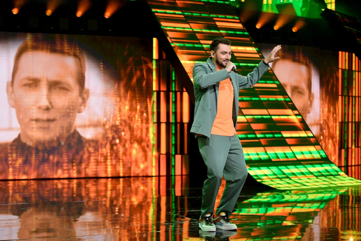 Kamil Bednarek pokazał się w przeboju Wojciecha Młynarskiego "Jesteśmy na wczasach".