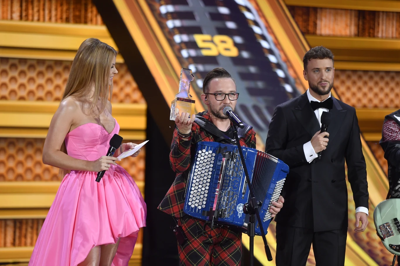 Enej zaprezentował się z hitami "Radio Hello", "Skrzydlate ręce" i utworem "Ostatni raz".