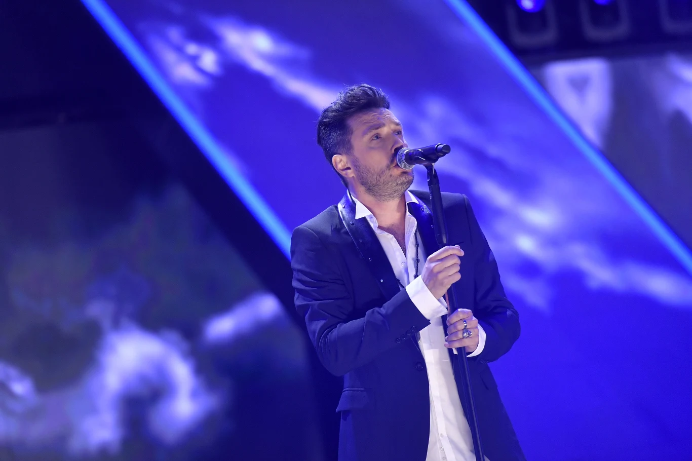 Utwór Stana Borysa "Jaskółka uwięziona" wykonał Piotr Cugowski.