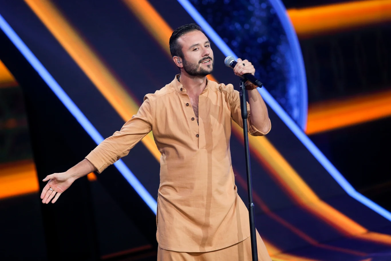 Wydarzenie rozpoczął Ogień z piosenką "Wprost do gwiazd". 