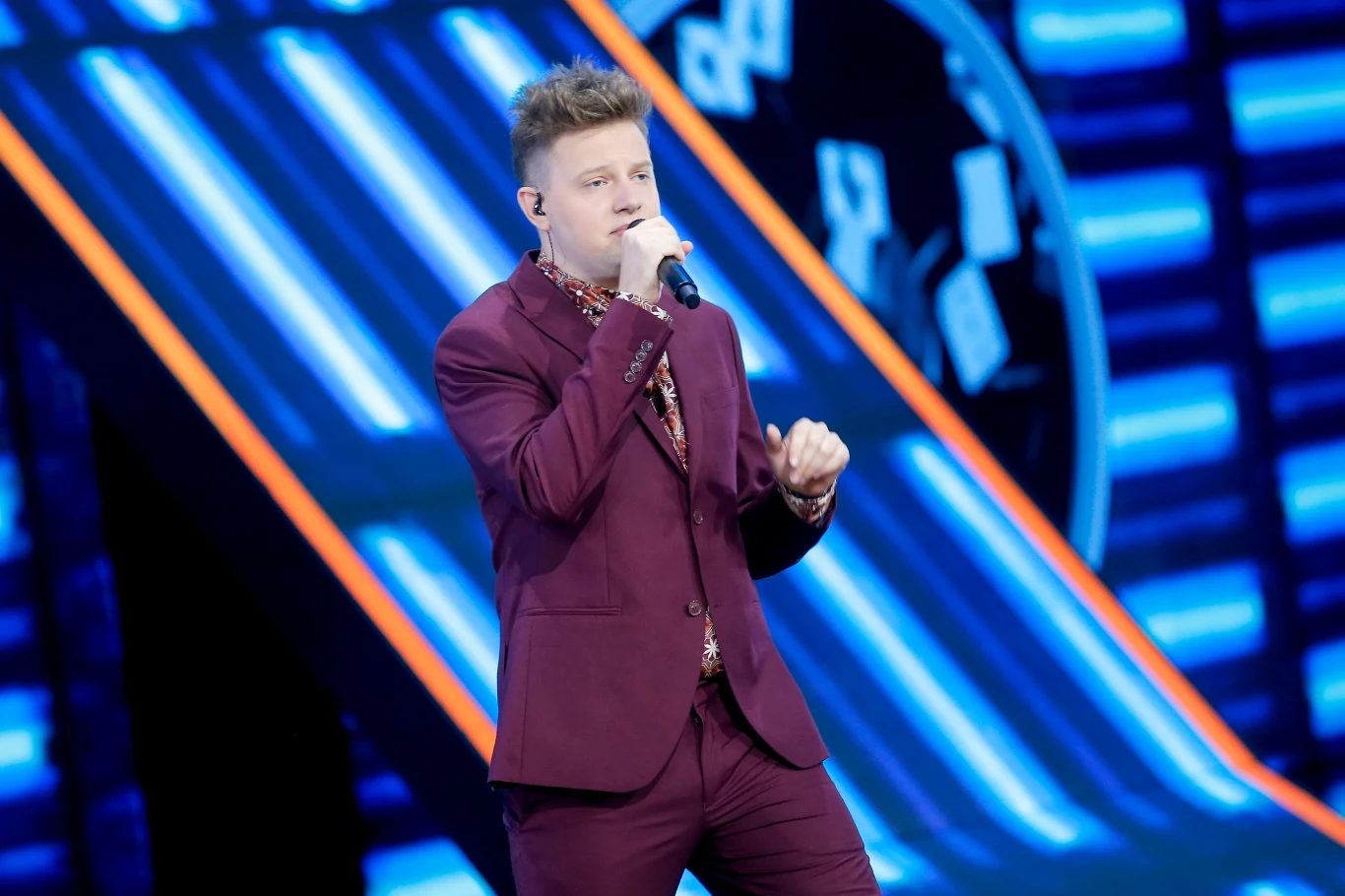 Jako pierwszy zaprezentował się Bartek Deryło - wystąpił z utworem "Burza". 