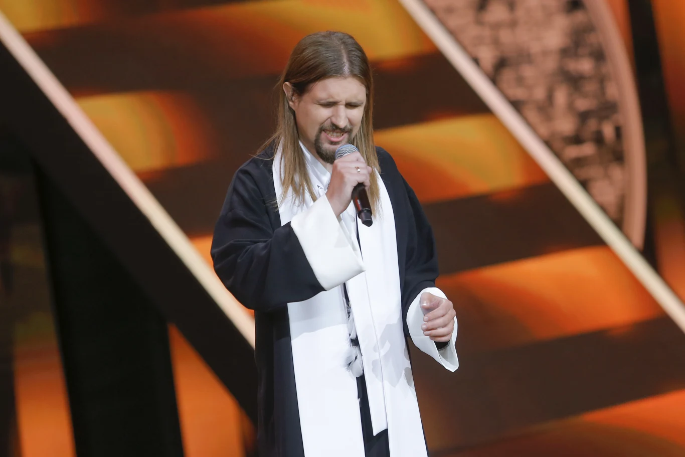 Numer pięć wśród debiutantów to Tomasz Bulzak i utwór "Mury Jerycha".