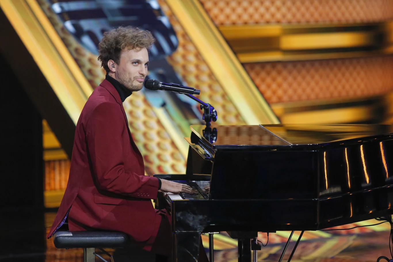 Janek Traczyk karierę zaczynał w teatrze. Zaśpiewał piosenkę "Nadal jestem".