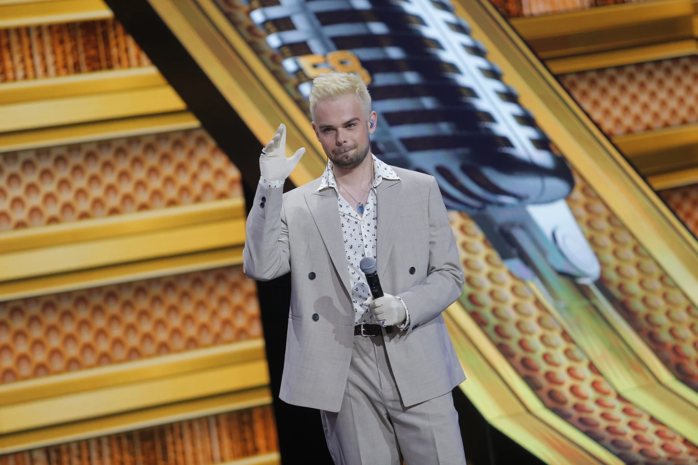 Z numerem osiem wystąpił KasjaN. Wykonał utwór "Droga jak sen". 