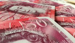 Gigant rynku e-commerce oferuje tygodniową premię w wysokości 50 funtów stałym pracownikom w wybranych biurach w Wielkiej Brytanii 