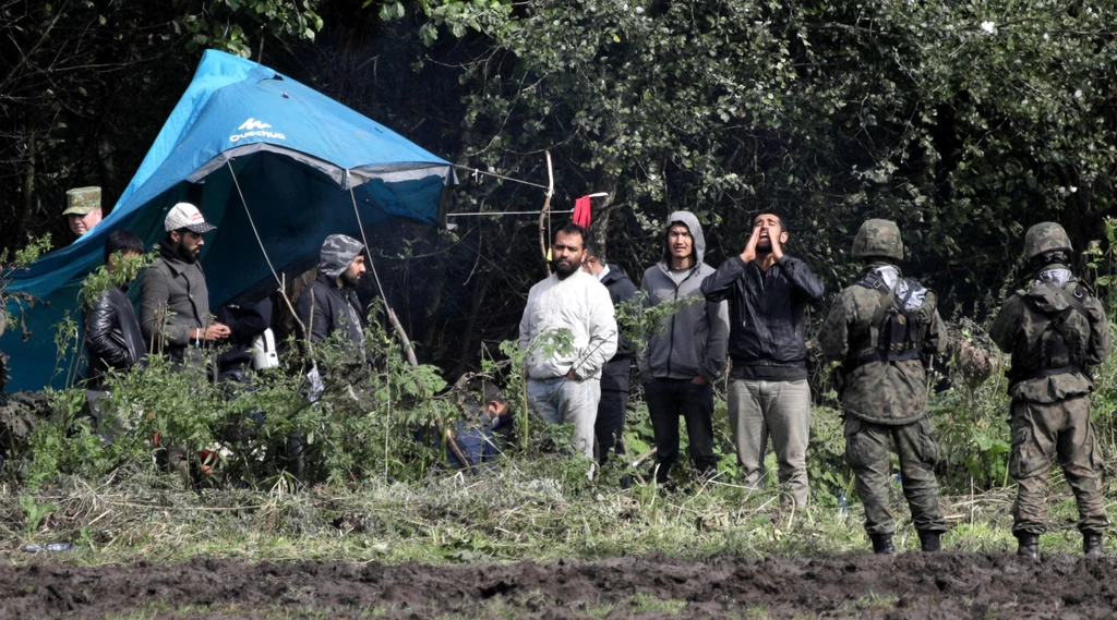 Migranci koczujący przy granicy z Polską