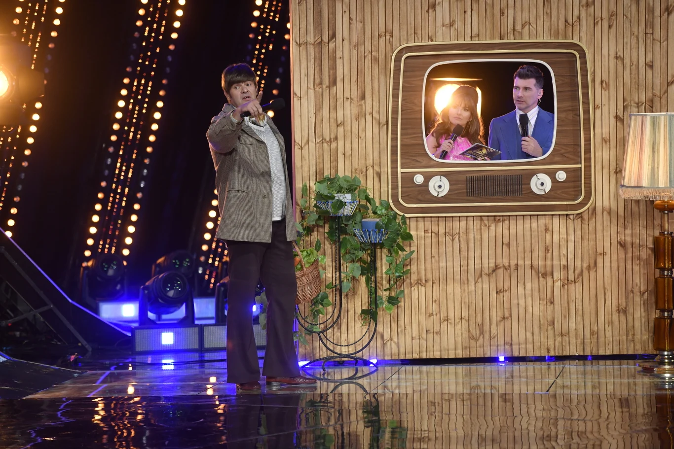 Tomasz Karolak jako "Janusz Telewidz" oraz duet prowadzących: Beata Chmielowska-Olech i Tomasz Kammel Tomasz Karolak jako "Janusz Telewidz" oraz duet prowadzących: Beata Chmielowska-Olech i Tomasz Kammel