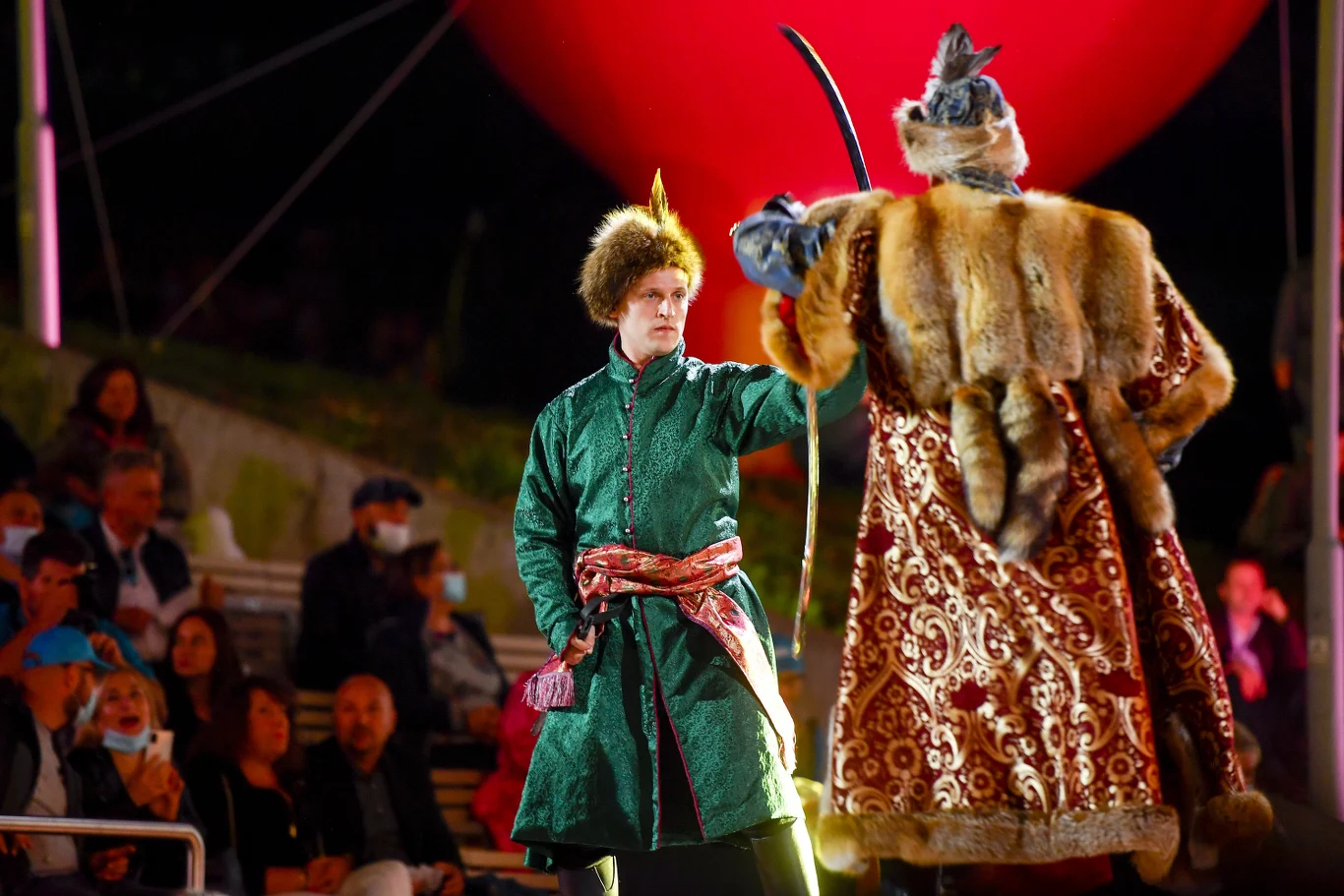 W przerwach między piosenkami pojawiają się inscenizacje nawiązujące do tematyki koncertu W przerwach między piosenkami pojawiają się inscenizacje nawiązujące do tematyki koncertu