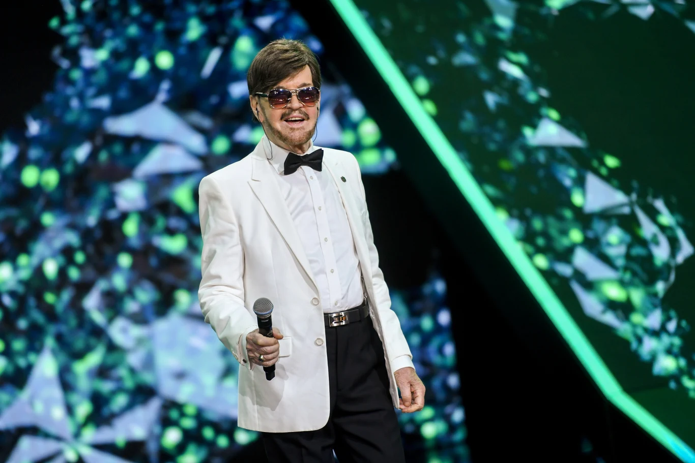 Edward Hulewicz kilkakrotnie występował na festiwalach w Opolu w konkursach. W połowie lat 80. wyjechał do USA, sporadycznie przyjeżdżając do Polski. Na stałe do ojczyzny wrócił w 2005 r. W 2015 r. nagrał nową wersję swojego wielkiego przeboju "Za zdrowie pań" w duecie z królem disco polo Zenkiem Martyniukiem z grupy Akcent. Edward Hulewicz kilkakrotnie występował na festiwalach w Opolu w konkursach. W połowie lat 80. wyjechał do USA, sporadycznie przyjeżdżając do Polski. Na stałe do ojczyzny wrócił w 2005 r. W 2015 r. nagrał nową wersję swojego wielkiego przeboju "Za zdrowie pań" w duecie z królem disco polo Zenkiem Martyniukiem z grupy Akcent.