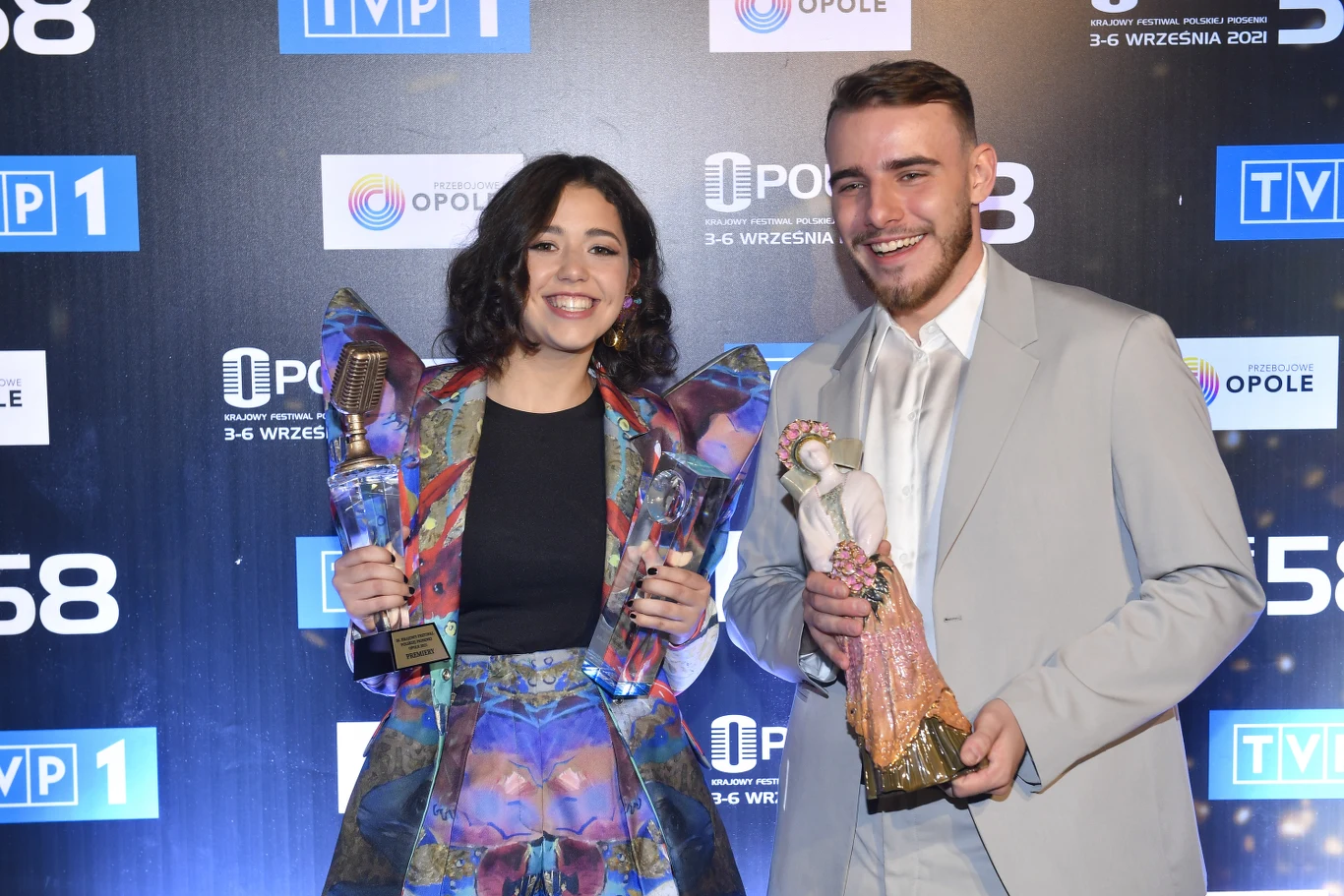 Natalia Zastępa i Krystian Ochman ze swoimi nagrodami