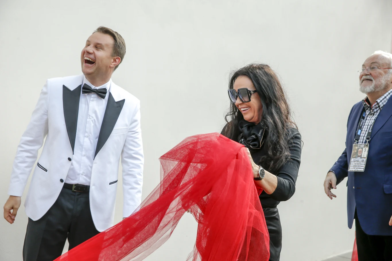 Ewa Krawczyk, Andrzej Kosmala, Arkadiusz Wiśniewski na odsłonięciu muralu Krzysztofa Krawczyka Ewa Krawczyk, Andrzej Kosmala, Arkadiusz Wiśniewski na odsłonięciu muralu Krzysztofa Krawczyka