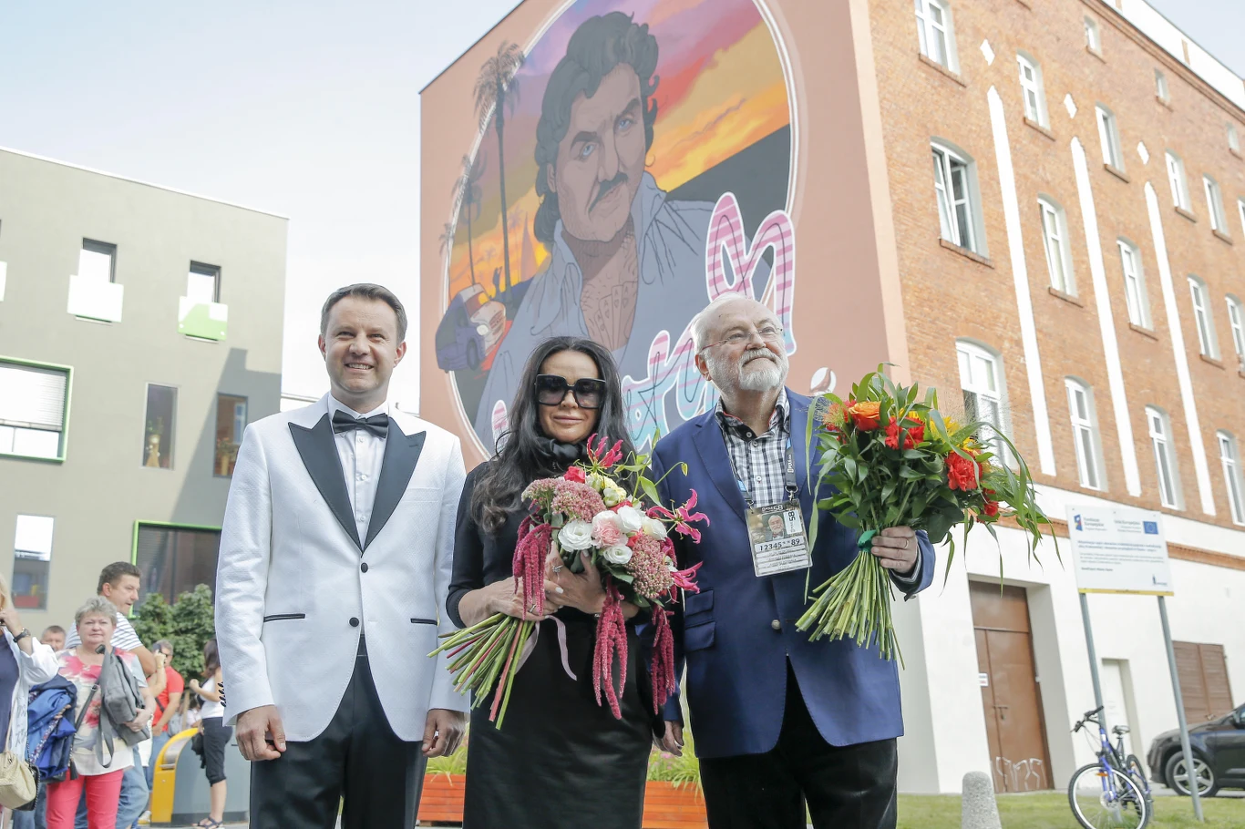 Ewa Krawczyk, Andrzej Kosmala, Arkadiusz Wiśniewski na odsłonięciu muralu Krzysztofa Krawczyka Ewa Krawczyk, Andrzej Kosmala, Arkadiusz Wiśniewski na odsłonięciu muralu Krzysztofa Krawczyka