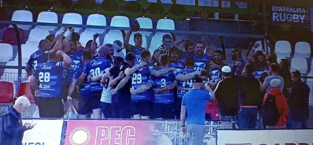 Radość rugbistów Ogniwa Sopot po wygranej z Orkanem Sochaczew / screen TVP Sport