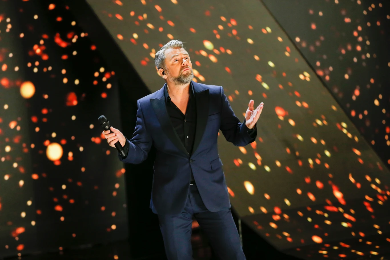 Kuba Badach pojawił się na scenie dwukrotnie - w piosenkach "Rysunek na szkle" i "Za tobą pójdę jak na bal".