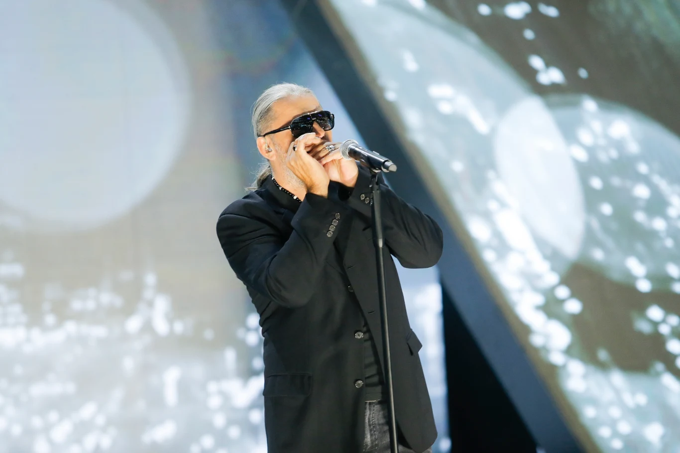 Sebastian Riedel wykonał śpiewany przez pokolenia utwór "Chciałem być".